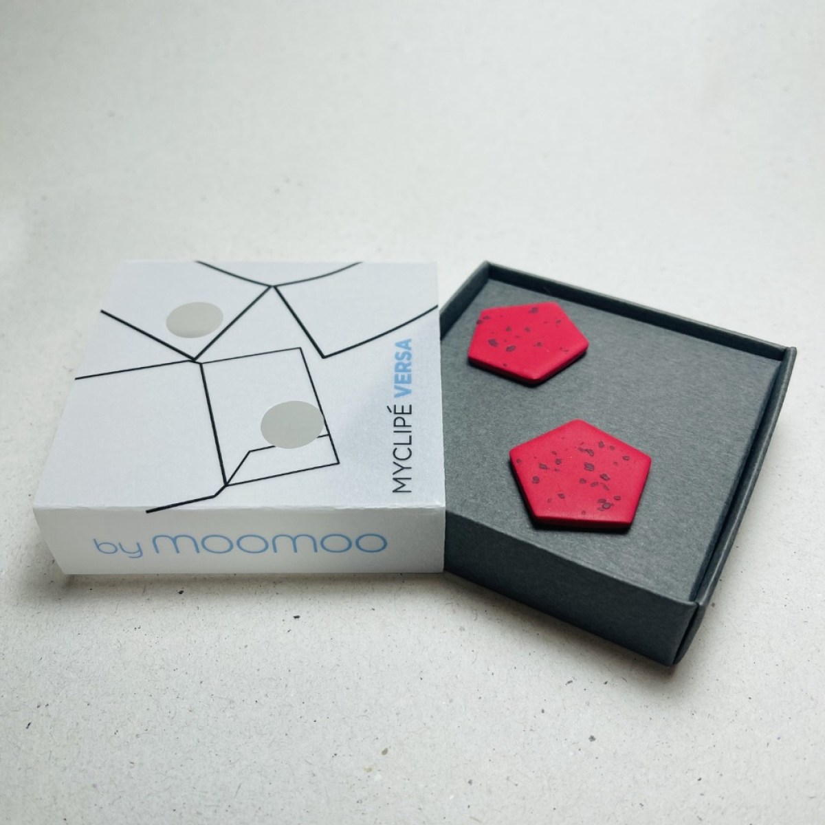 VERSA PENTAGON RED-BORDO